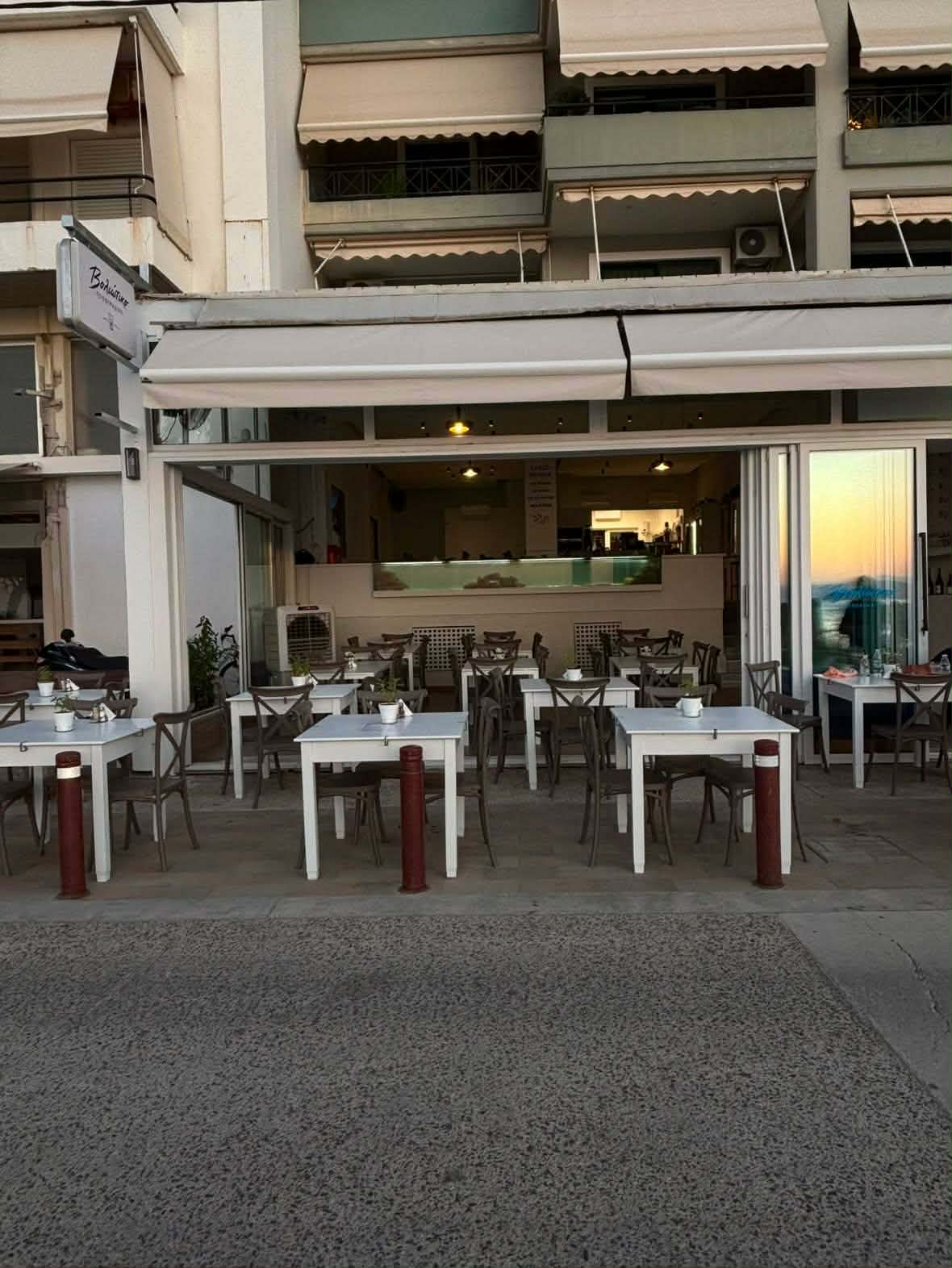 Η πρόσοψη και τα τραπέζια του εστιατορίου